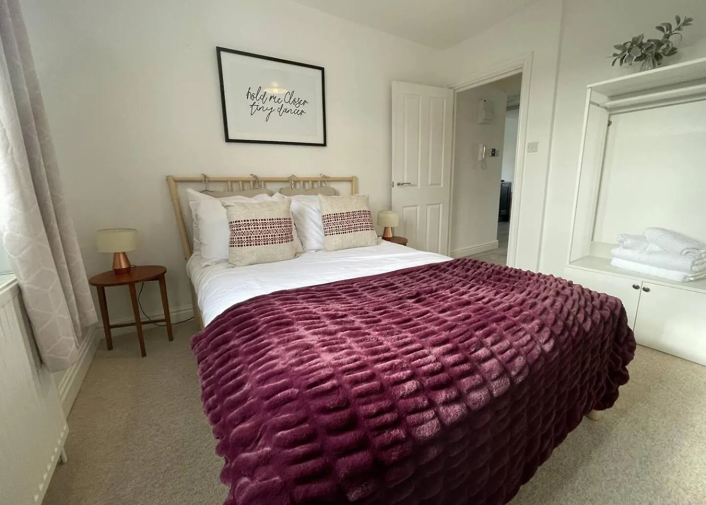 Fabulous Central Apartment! Spacious, Parking Cheltenham Apartment