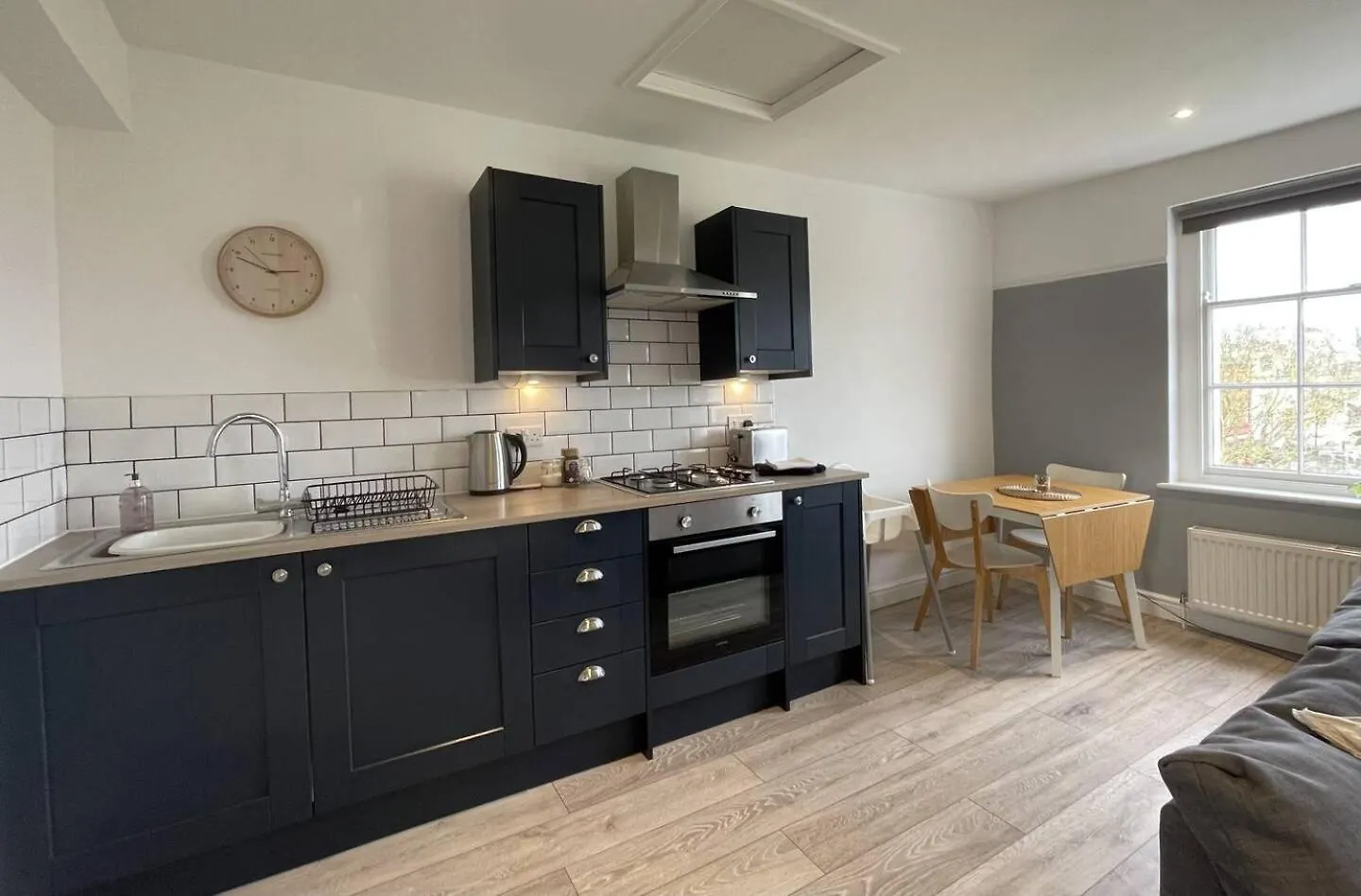 Fabulous Central Apartment! Spacious, Parking Cheltenham