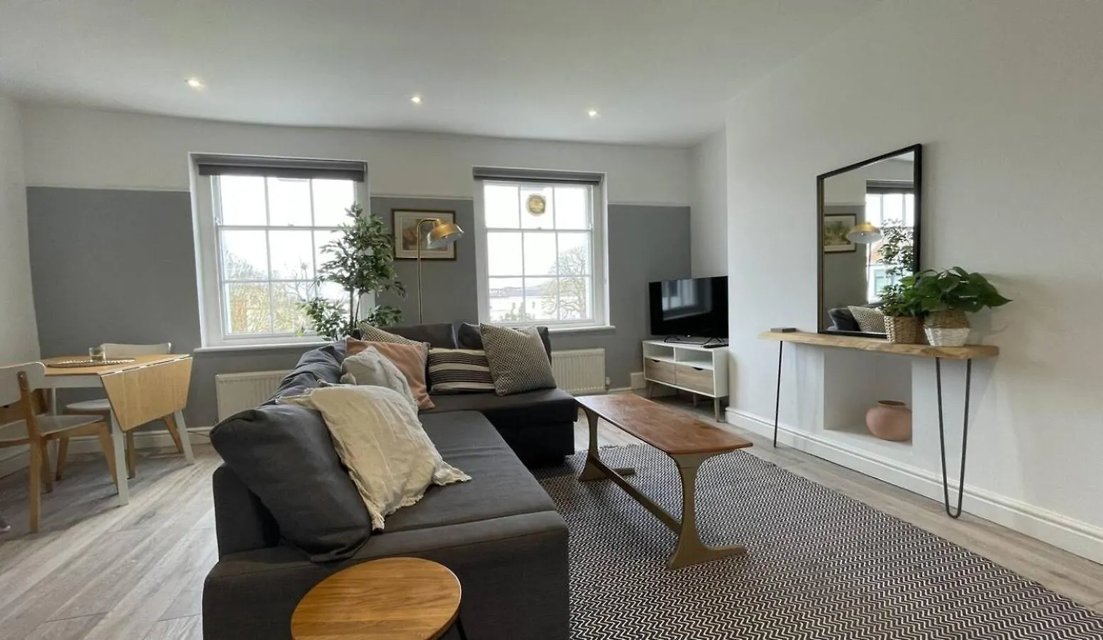 Fabulous Central Apartment! Spacious, Parking Cheltenham